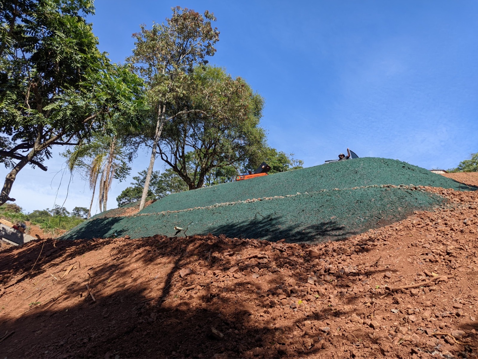 Aplicação de hidrossemeadura em talude pela equipe Agroverde