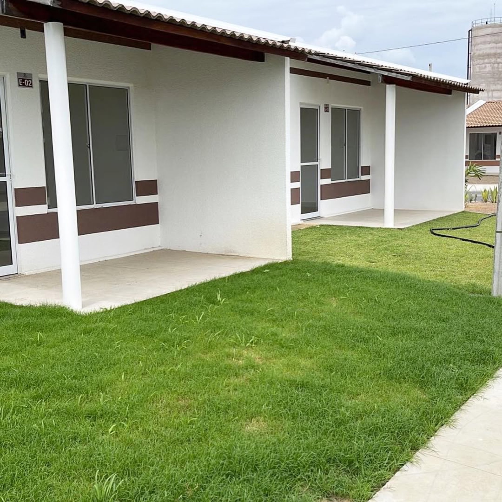 Galpão e construção com gramado da Agroverde